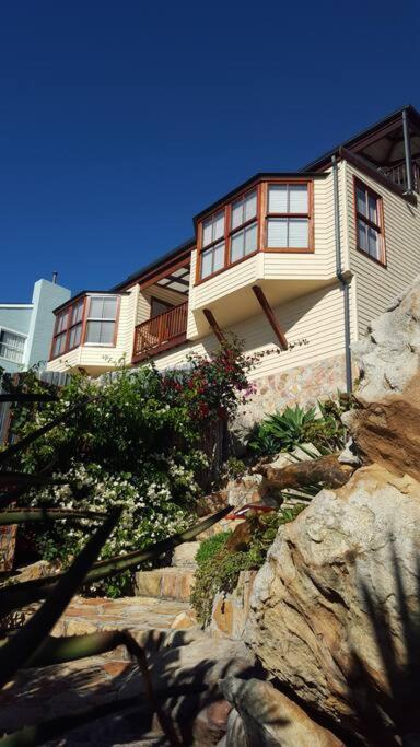 18 Steps - Seaside Cottage With Breathtaking Views เคปทาวน์ ภายนอก รูปภาพ
